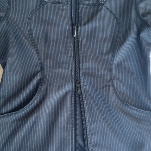 Vintage Lululemon Rain Jacket with Removable Hood (Size 4) - Picture 9 of 9
